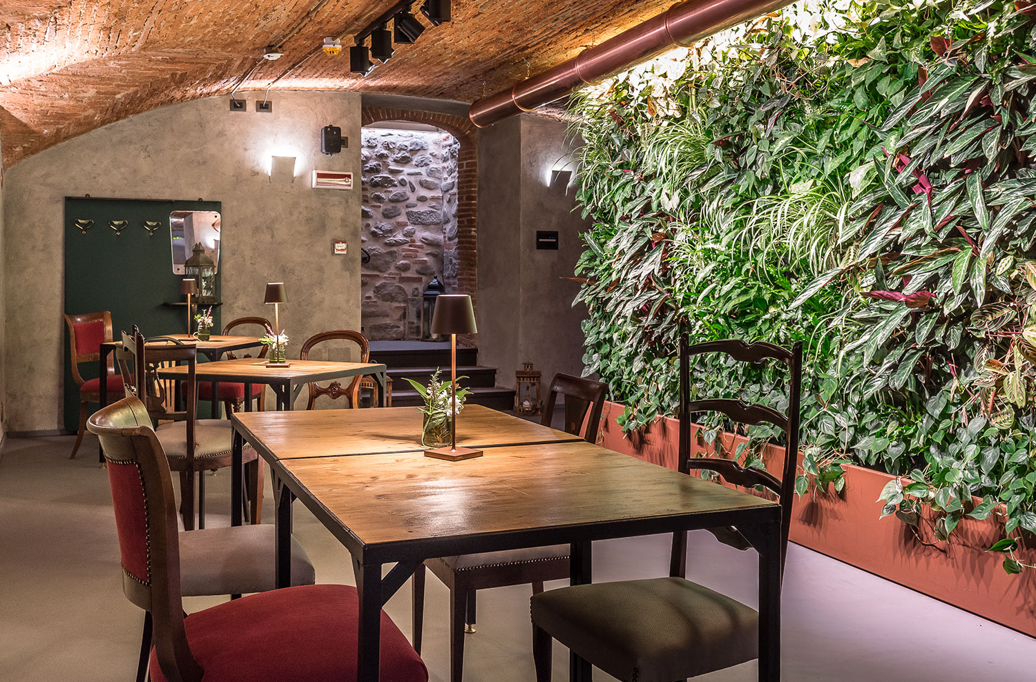 Lampade LED per piante su giardini verticali interni, piante indoor illuminate da LED grow light, ideali per piante in ufficio.
