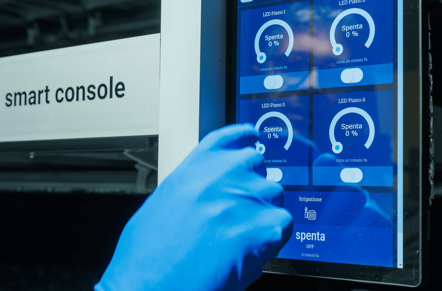 Interfaccia touch per regolare l’intensità delle luci per piante indoor nella coltivazione idroponica indoor